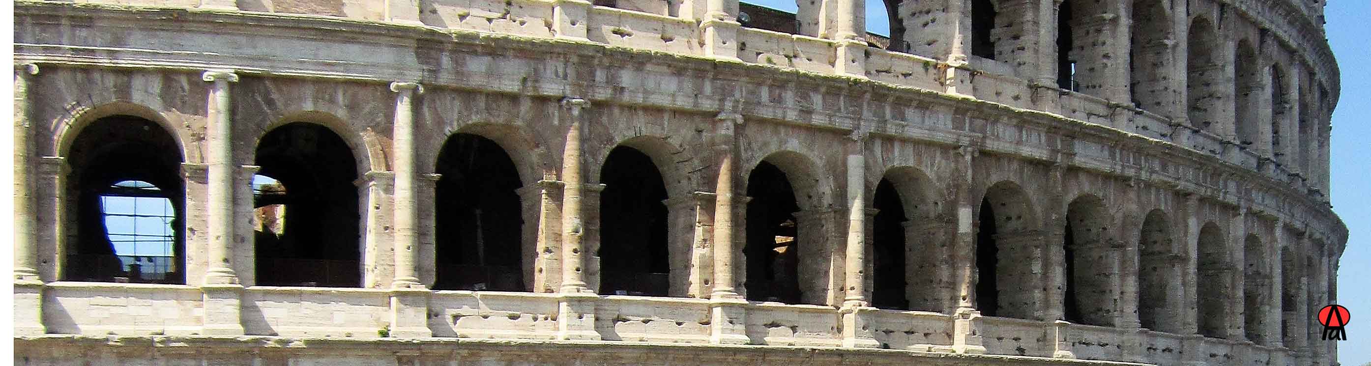 Particolare fotografia coronamento delle arcate del Colosseo a Roma