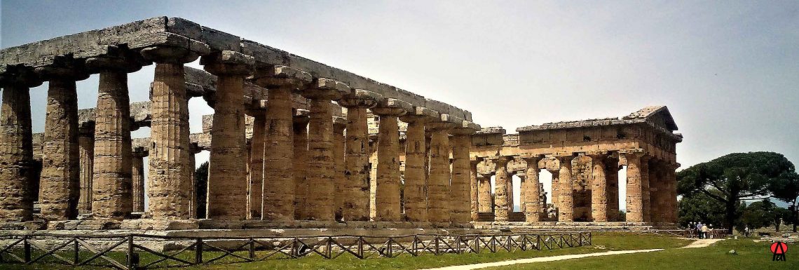 Fotografia della basilica e del tempio di Nettuno a Paestum